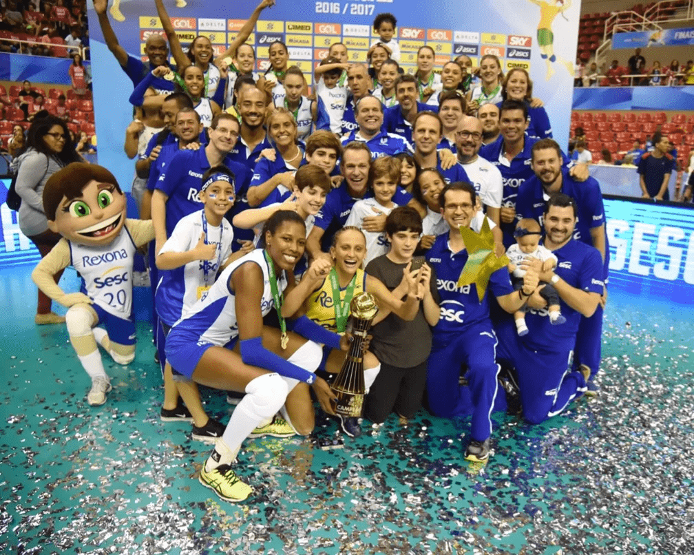 Jogadoras de vôlei do Rio, o atual Flamengo, campeãs da Superliga Feminina em 2016/17 (foto: André Durão)