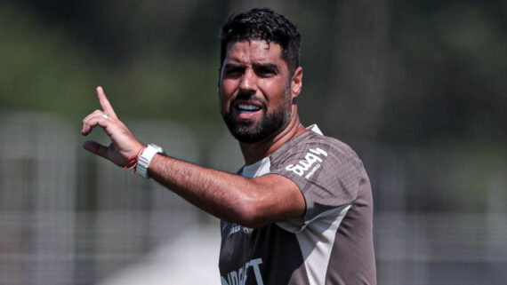 António Oliveira, técnico do Corinthians, durante treino neste sábado (13/4) (foto: Rodrigo Coca/Corinthians)