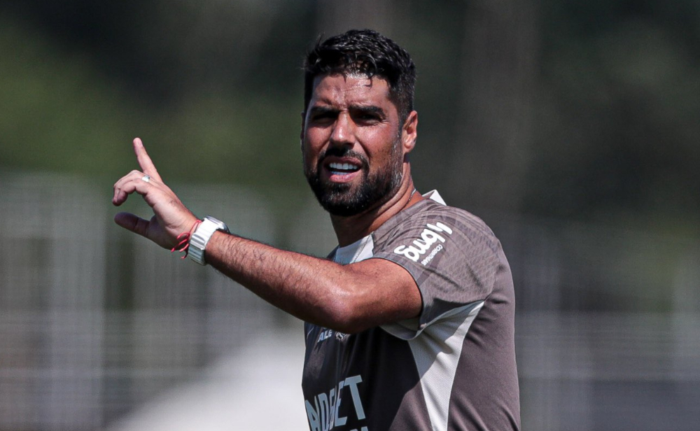 António Oliveira, técnico do Corinthians, durante treino neste sábado (13/4) - (foto: Rodrigo Coca/Corinthians)