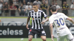 Guilherme Arana em ação durante duelo entre Atlético e Rosario Central - Crédito: 