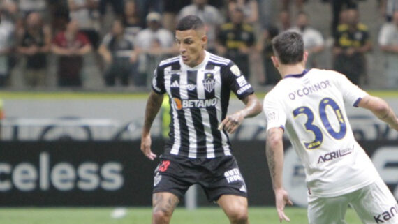 Guilherme Arana em ação durante duelo entre Atlético e Rosario Central (foto: Edésio Ferreira/EM/D.A Press)