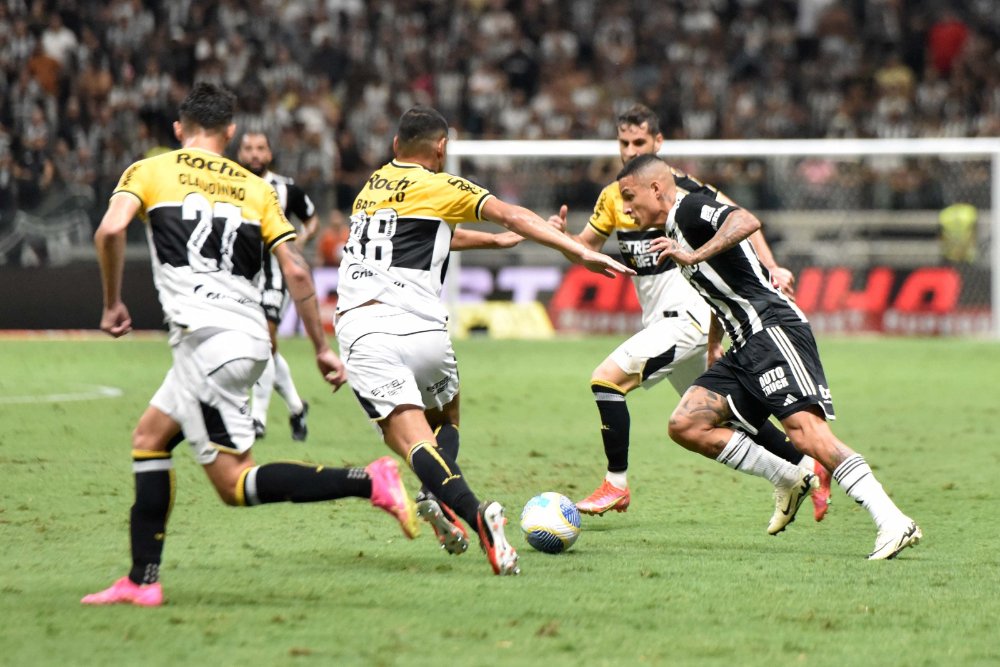 Guilherme Arana entrou na vaga de Rubens durante duelo entre Atlético e Criciúma (foto: Ramon Lisboa/EM/D.A Press)