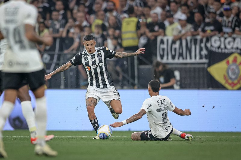 Guilherme Arana dribla em Corinthians x Atlético (foto: Pedro Souza/Atlético)