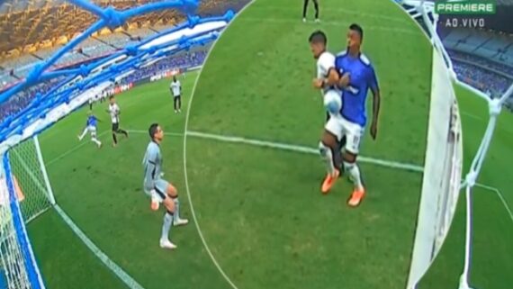 Bola tocou nos braços de Mateo, do Botafogo, e Arthur Gomes, do Cruzeiro, antes de entrar no gol (foto: Reprodução/Premiere)