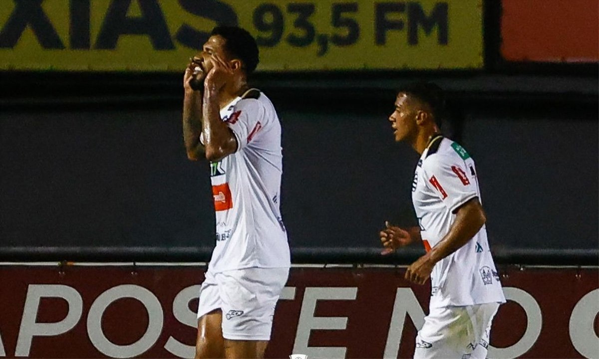 Jonathas fez três gols na estreia pela Série C (foto: Divulgação/Athletic)