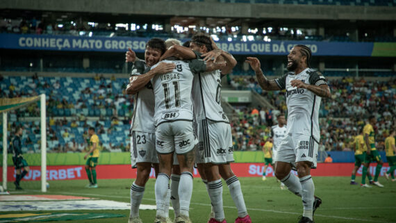 Jogadores do Atlético comemoram gol sobre o Cuiabá na Arena Pantanal (foto: Pedro Souza/Atlético)