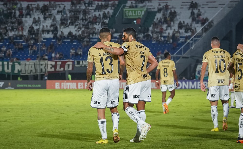 Arana e Hulk comemoram gol do Atlético pela Libertadores no Paraguai (foto: Pedro Souza/Atlético)