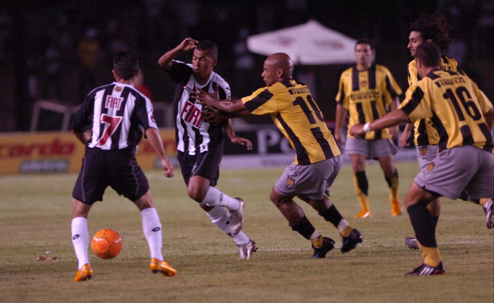 Em 2008, Atlético e Peñarol se enfrentaram na comemoração do centenário do clube mineiro (foto: Jorge Gontijo/EM)