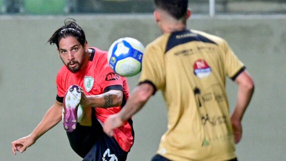 Benítez em jogo-treino no Independência (foto: Mourão Panda/América)