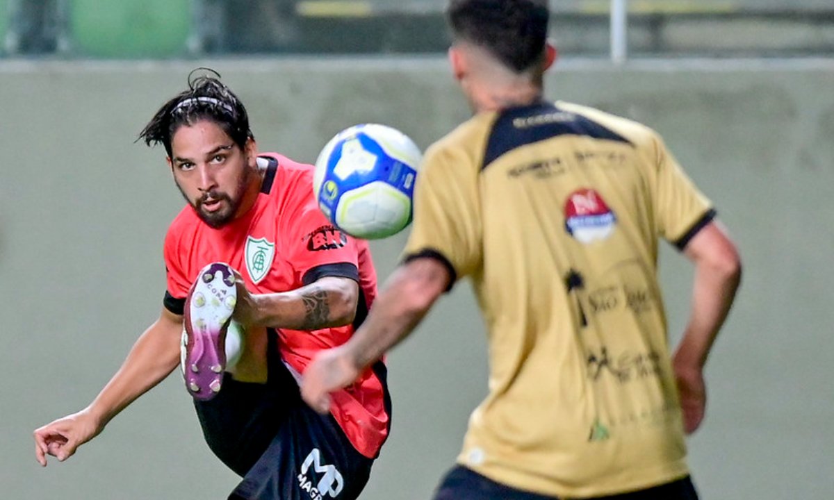 Benítez em jogo-treino no Independência (foto: Mourão Panda/América)