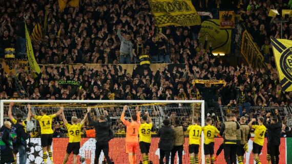 Jogadores do Borussia Dortmund comemoram classificação na Champions League (foto: Odd ANDERSEN / AFP)