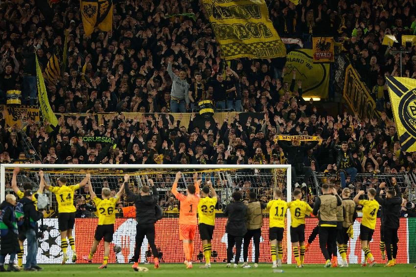 Jogadores do Borussia Dortmund comemoram classificação na Champions League (foto: Odd ANDERSEN / AFP)