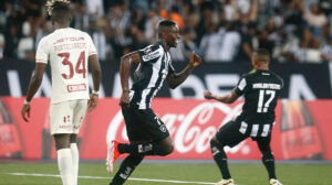 Botafogo fez 3 a 1 no Universitario pela Libertadores - Crédito: 