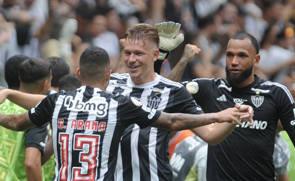 Bruno Fuchs, zagueiro do Atlético, se recupera de lesão no departamento médico (foto: Alexandre Guzanshe/EM/D.A Press)