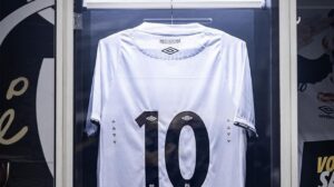 Camisa 10 do Santos foi aposentada durante a passagem do time pela Série B do Brasileiro - Crédito: 