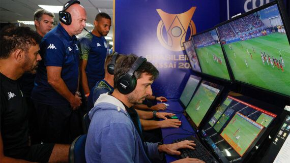 Comissão de Abitragem da CBF em treinamento do VAR (foto: Rodrigo Ferreira/CBF)