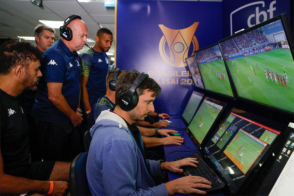 Comissão de Abitragem da CBF em treinamento do VAR (foto: Rodrigo Ferreira/CBF)