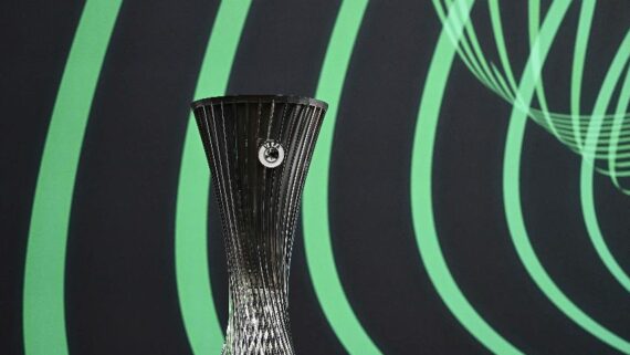 Troféu da Conference League (foto: Fabrice COFFRINI / AFP)