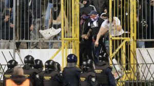 Briga entre torcedores do Hajduk Split e policiais terminou com vários presos e feridos - Crédito: 