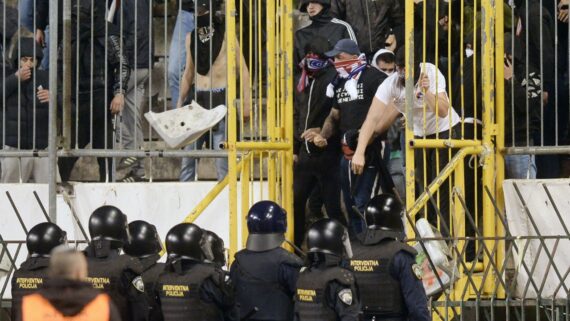 Briga entre torcedores do Hajduk Split e policiais terminou com vários presos e feridos (foto: STRINGER/AFP)