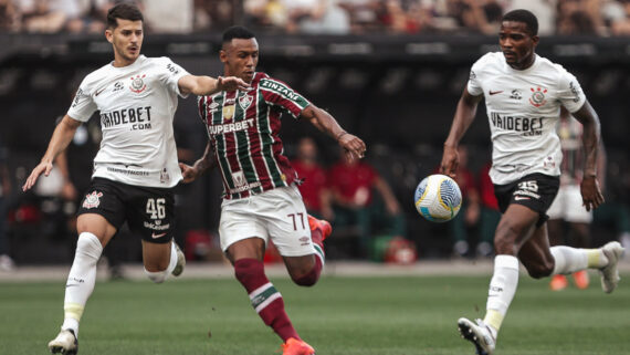 Corinthians foi bem superior ao Fluminense na primeira etapa (foto: LUCAS MERÇON / FLUMINENSE FC)