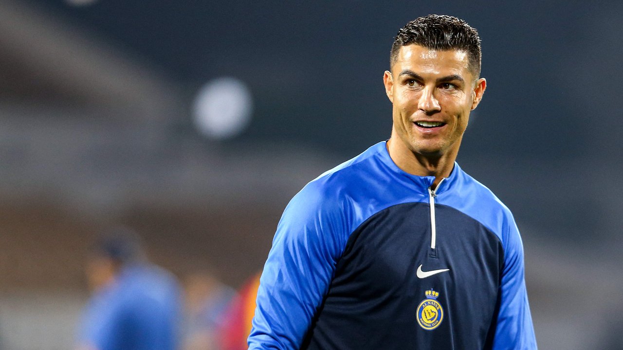 Cristiano Ronaldo em aquecimento para partida do Al-Nassr (foto: MOHAMMED ALSHEHRI/AFP)