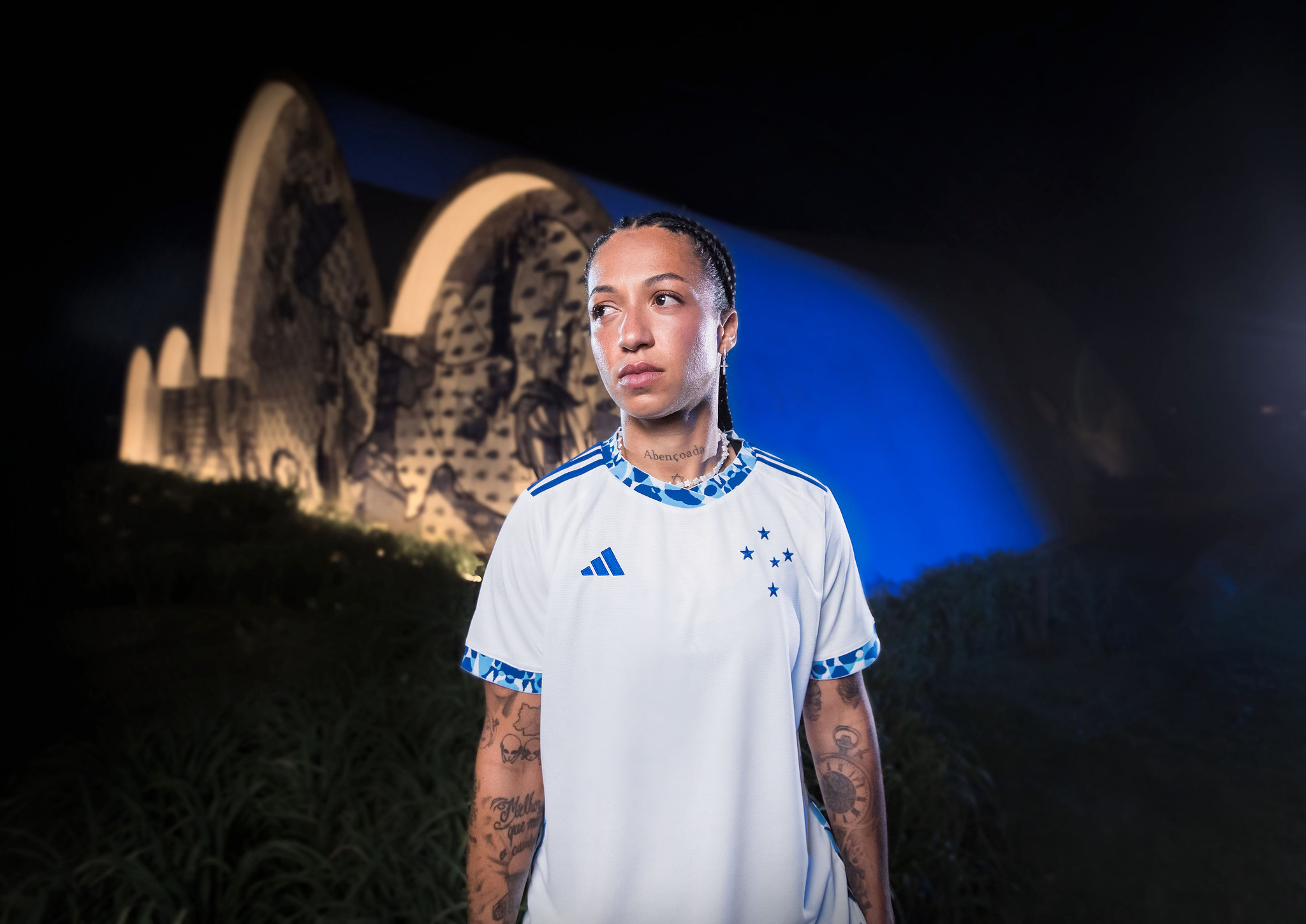 Cruzeiro posted a photo session with the new shirt