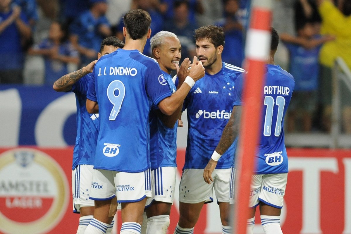 Matheus Pereira fez impressionante gol de cabeça pelo Cruzeiro (foto: Alexandre Guzanshe/EM D.A Press)