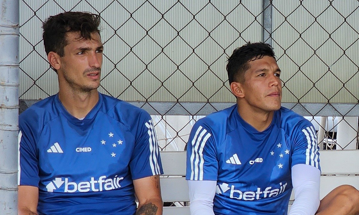 Dinenno e Lucas Romero sentados em banco após treino do Cruzeiro (foto: Gustavo Aleixo/Cruzeiro)