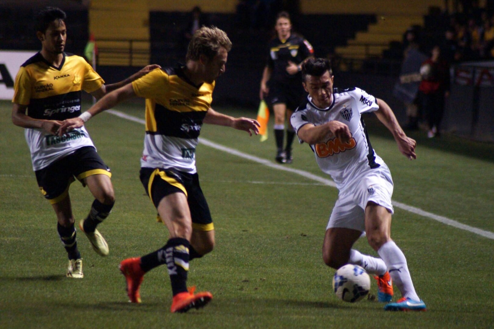 Meio-campista Dátolo, ex-Atlético, em ação contra o Criciúma em 2014 - (foto: Vinícius Alexandre/Futura Press/Estadão Conteúdo)
