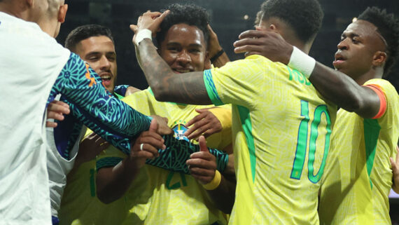 Jogadores da Seleção Brasileira comemoram gol de Endrick em amistoso contra a Espanha (foto: PIERRE-PHILIPPE MARCOU/AFP)