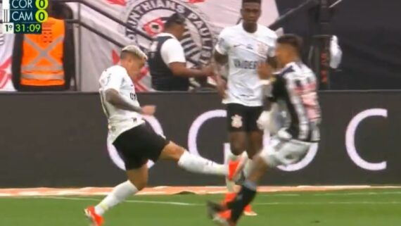 Captura de tela de lance em que Fagner levanta a perna e acerta Zaracho (foto: Reprodução/TV Globo)