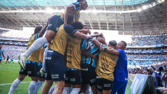 Jogadores do Grêmio comemoram gol sobre o Juventude (foto: LUCAS UEBEL/GREMIO FBPA)