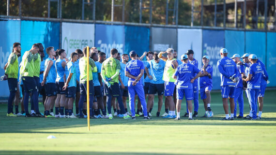 Jogadores do Grêmio reunidos em círculo em campo durante treino (foto: Lucas Uebel/Grêmio)