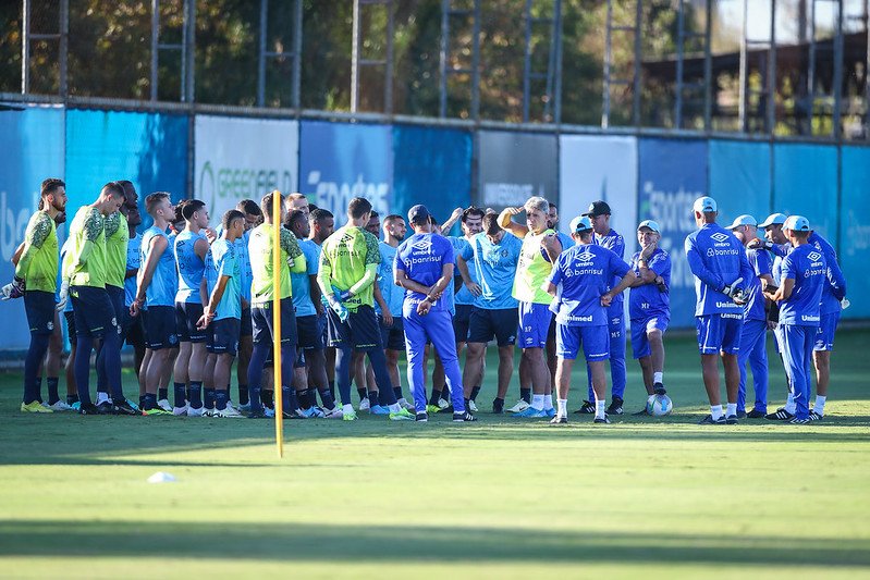 Jogadores do Grêmio reunidos em círculo em campo durante treino (foto: Lucas Uebel/Grêmio)