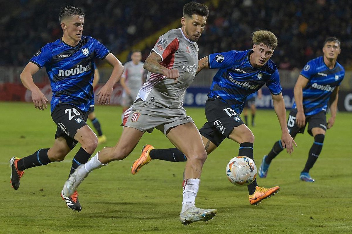 Huachipato e Estudiantes empataram por 1 a 1 (foto: Guillermo SALGADO/AFP)