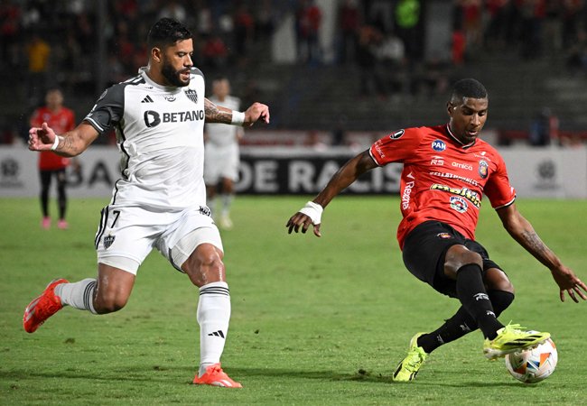 Hulk deu um par de chuteiras para Zuñiga, do Caracas, disputar o segundo tempo do jogo contra o Atlético (foto: Federico Parra / AFP)