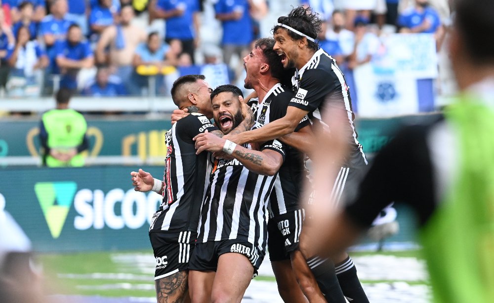 Hulk comemora gol sobre o Cruzeiro com companheiros de Atlético (foto: Leandro Couri/EM/D.A Press)