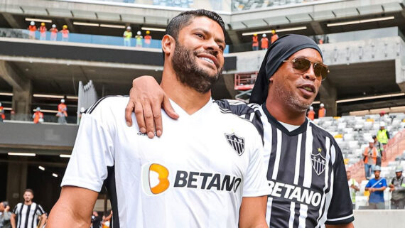 Hulk e Ronaldinho juntos na Arena MRV (foto: Divulgação)