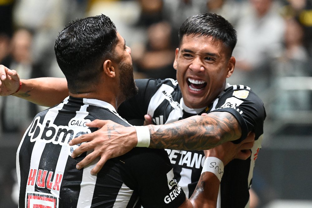 Hulk e Zaracho comemoram gol do Atlético sobre o Cruzeiro na Arena MRV (foto: Leandro Couri/EM/D.A Press)