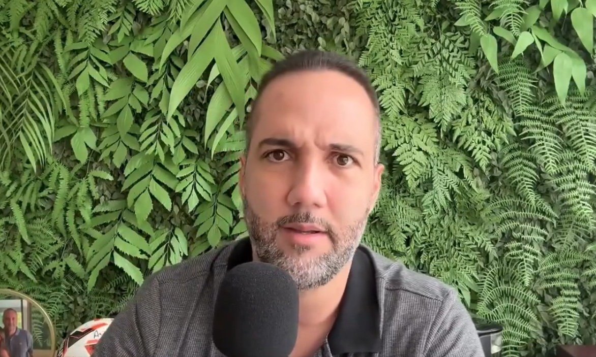 Jorge Iggor com o microfone na mão (foto: Reprodução de vídeo)