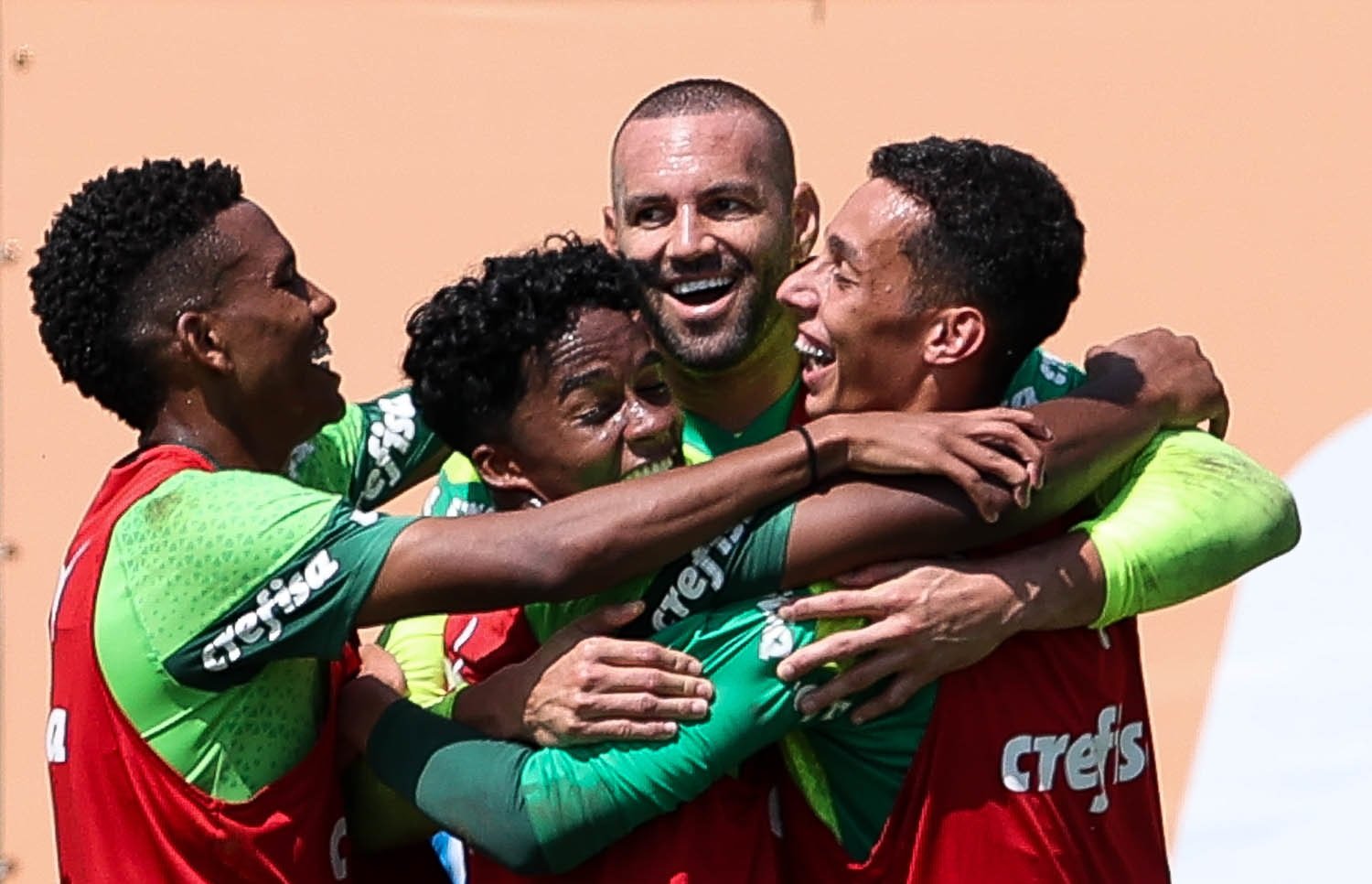Jogadores do Palmeiras se abraçam em comemoração durante treinamento (foto: Cesar Greco/Palmeiras)