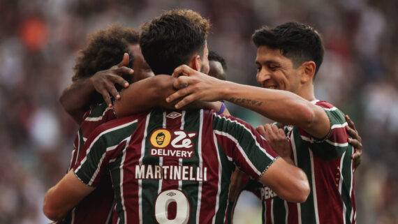 Marcelo, Martinelli e Cano comemoram gol do Fluminense sobre o Vasco (foto: LUCAS MERÇON / FLUMINENSE FC)