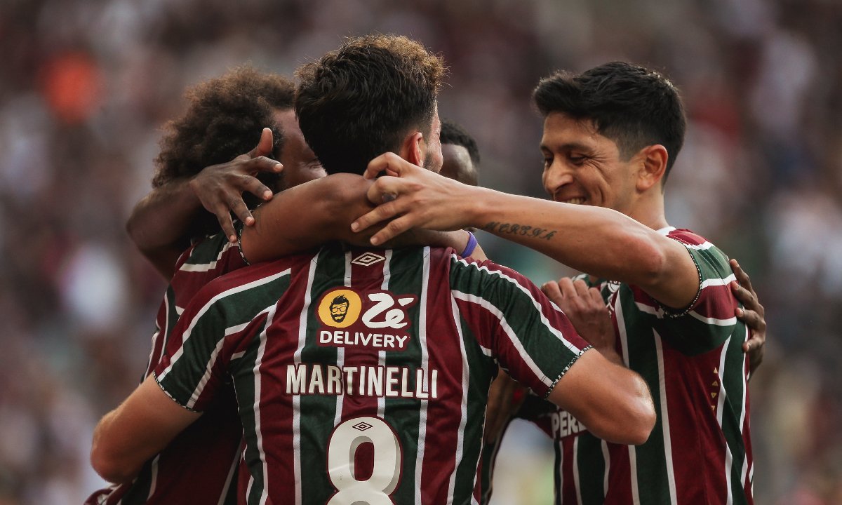 Marcelo, Martinelli e Cano comemoram gol do Fluminense sobre o Vasco (foto: LUCAS MERÇON / FLUMINENSE FC)