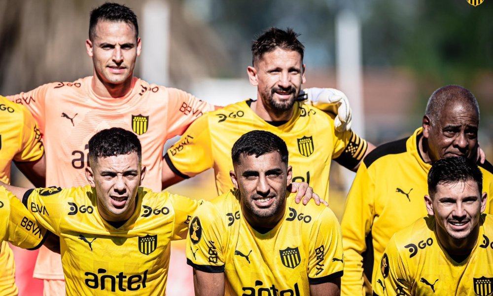 Jogadores do Peñarol posam para foto antes de jogo (foto: Divulgação/Peñarol)