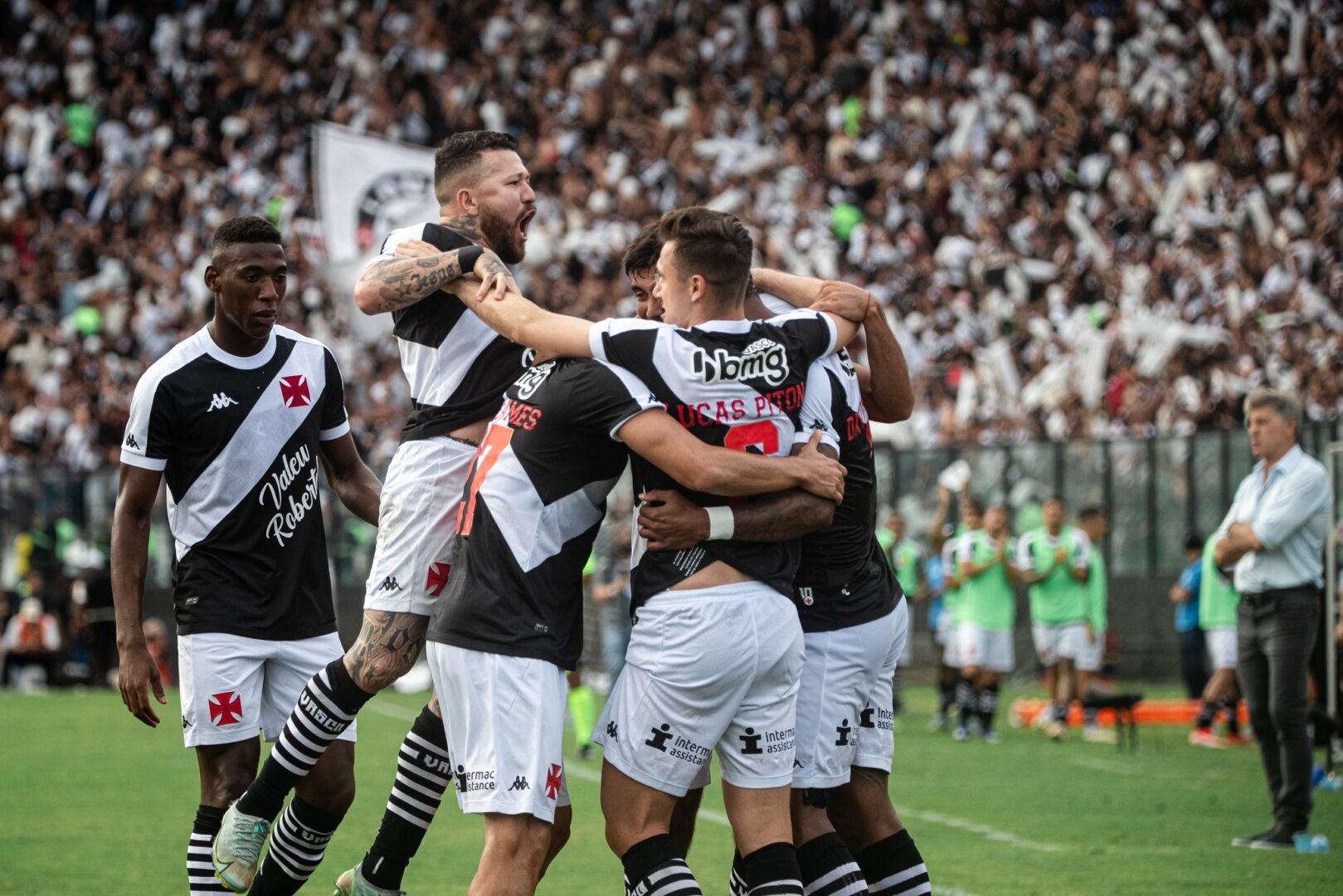 Jogadores do Vasco comemoram gol contra o Grêmio (foto: Leandro Amorim/Vasco)