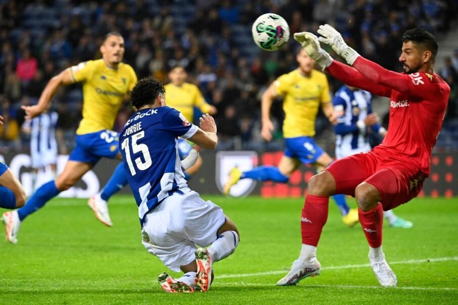 Goleiro brasileiro Marcelo Carné em jogo pelo Campeonato Português (foto: MIGUEL RIOPA / AFP)
