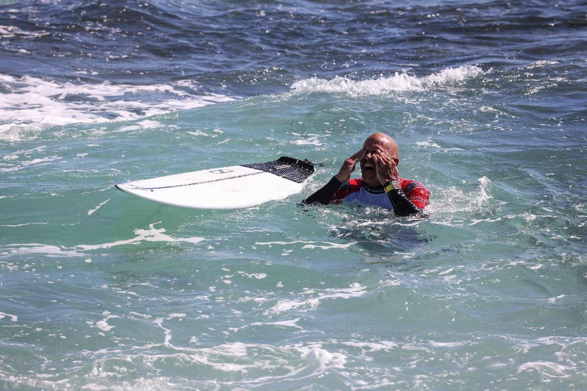 Kelly Slater no mar (foto: COLIN MURTY/AFP)