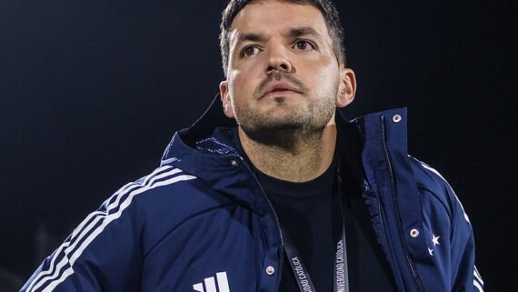 Técnico Nicolás Larcamón durante jogo do Cruzeiro (foto: Gustavo Aleixo/Cruzeiro)