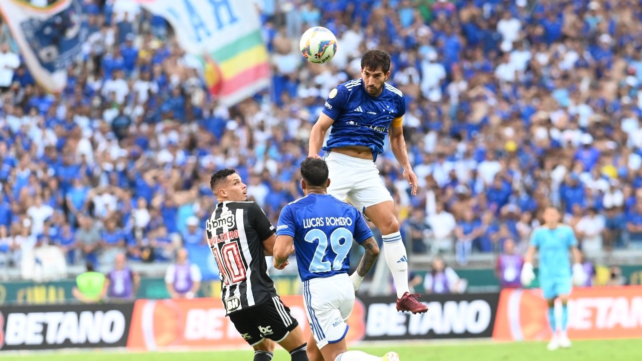 Lucas Silva foi capitão do Cruzeiro no clássico contra o Atlético (foto: Leandro Couri/EM/DA Press)